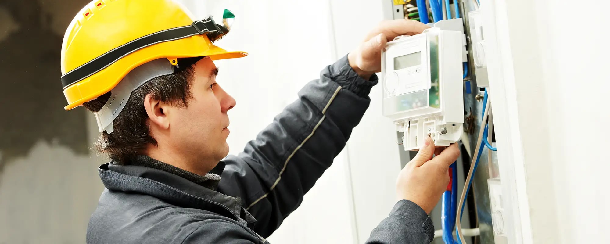 Installateur wechselt einen Stromzähler