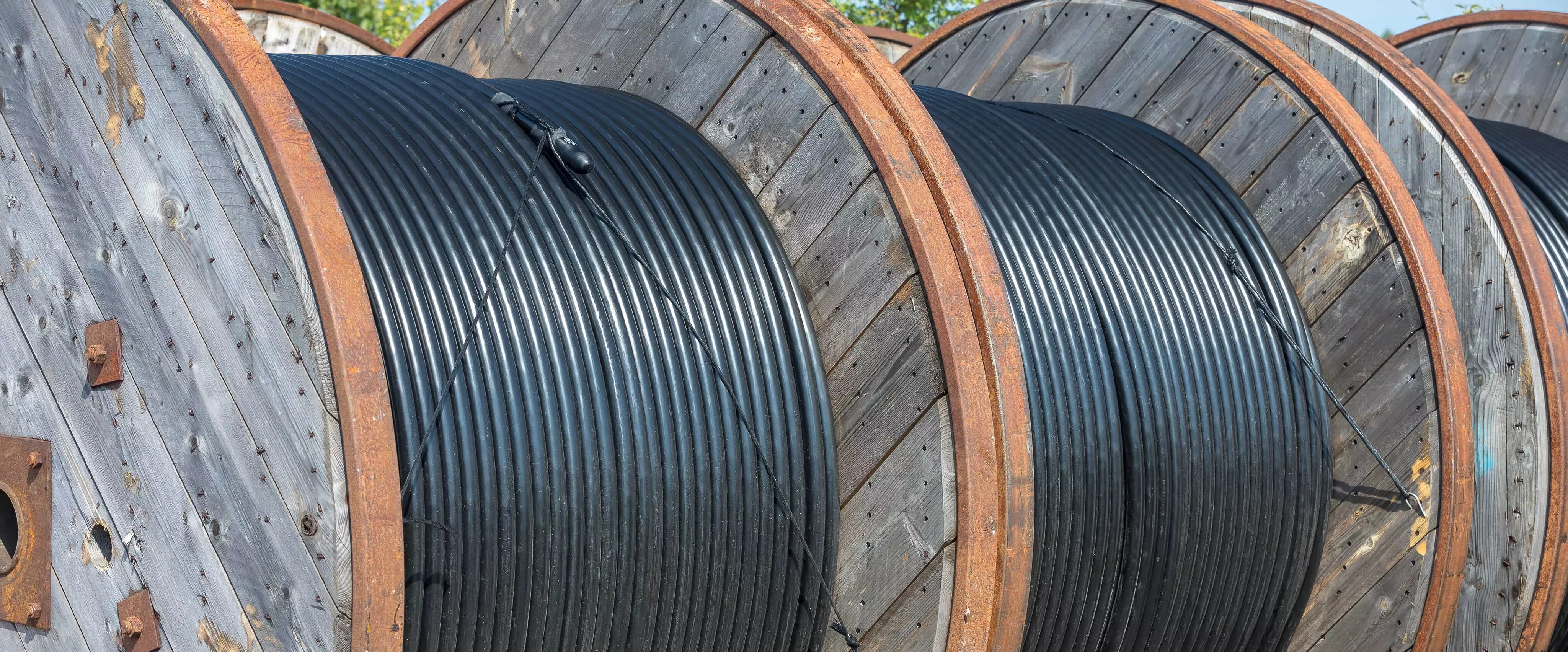 Kabelrollen mit Stromkabeln