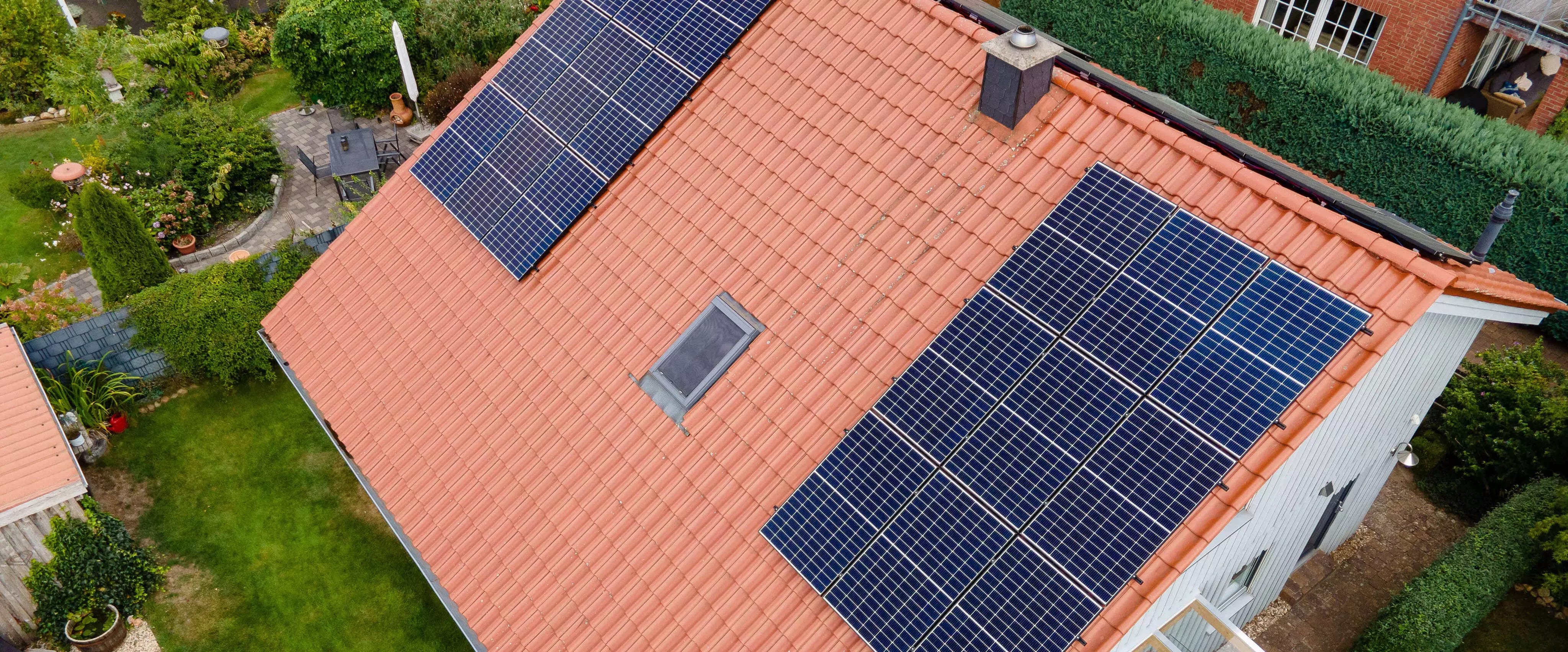 Dach eines Einfamilienhauses mit PV-Anlage