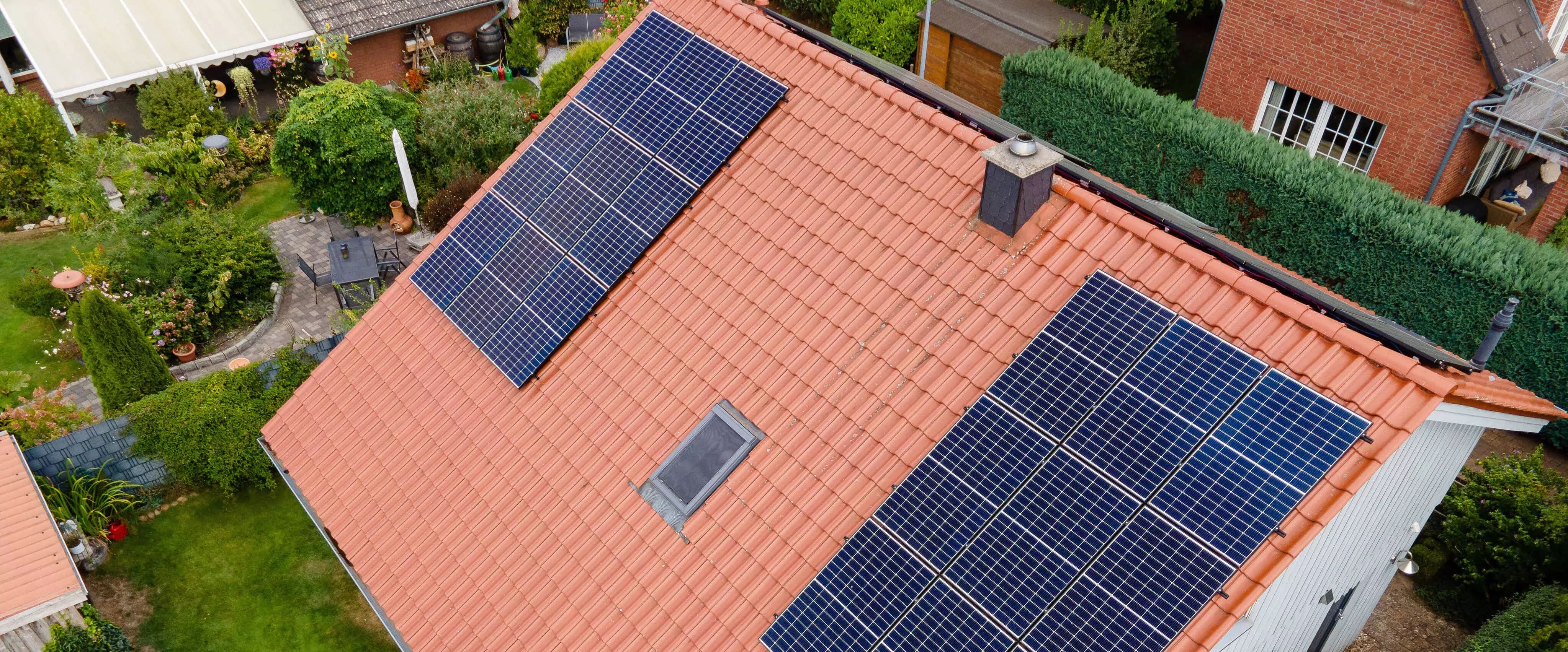 Dach eines Einfamilienhauses mit PV-Anlage