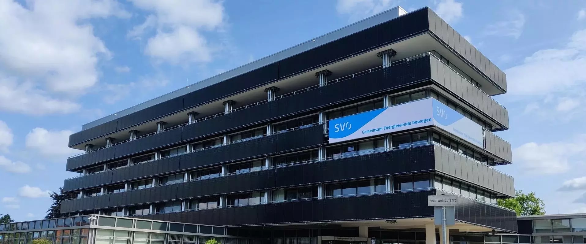 Außenfassade der SVO-Zentrale in Celle bei klarem Wetter.