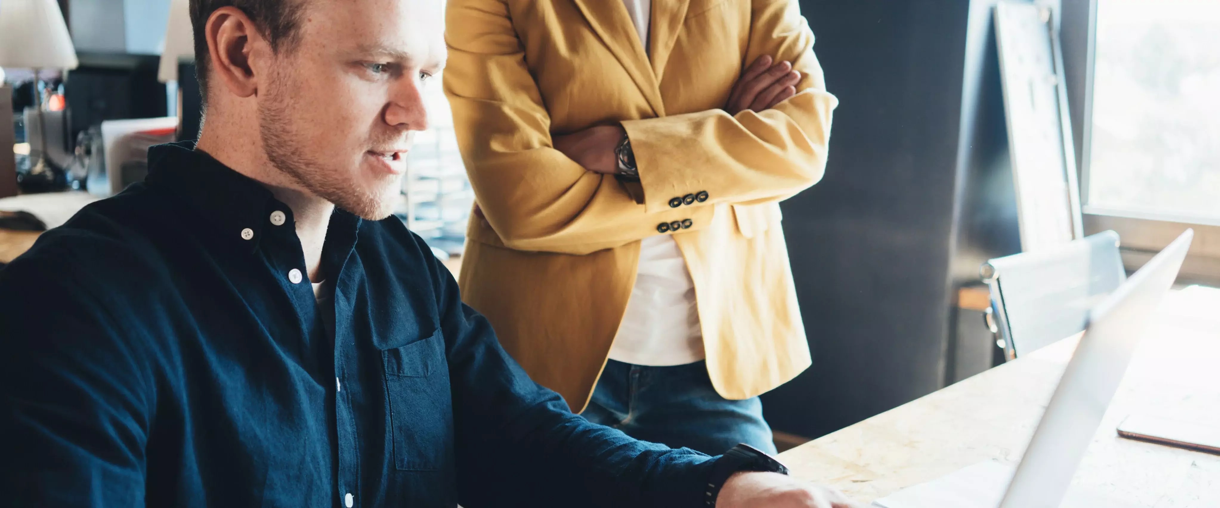 CUN-Mitarbeiter bei der Arbeit im Büro