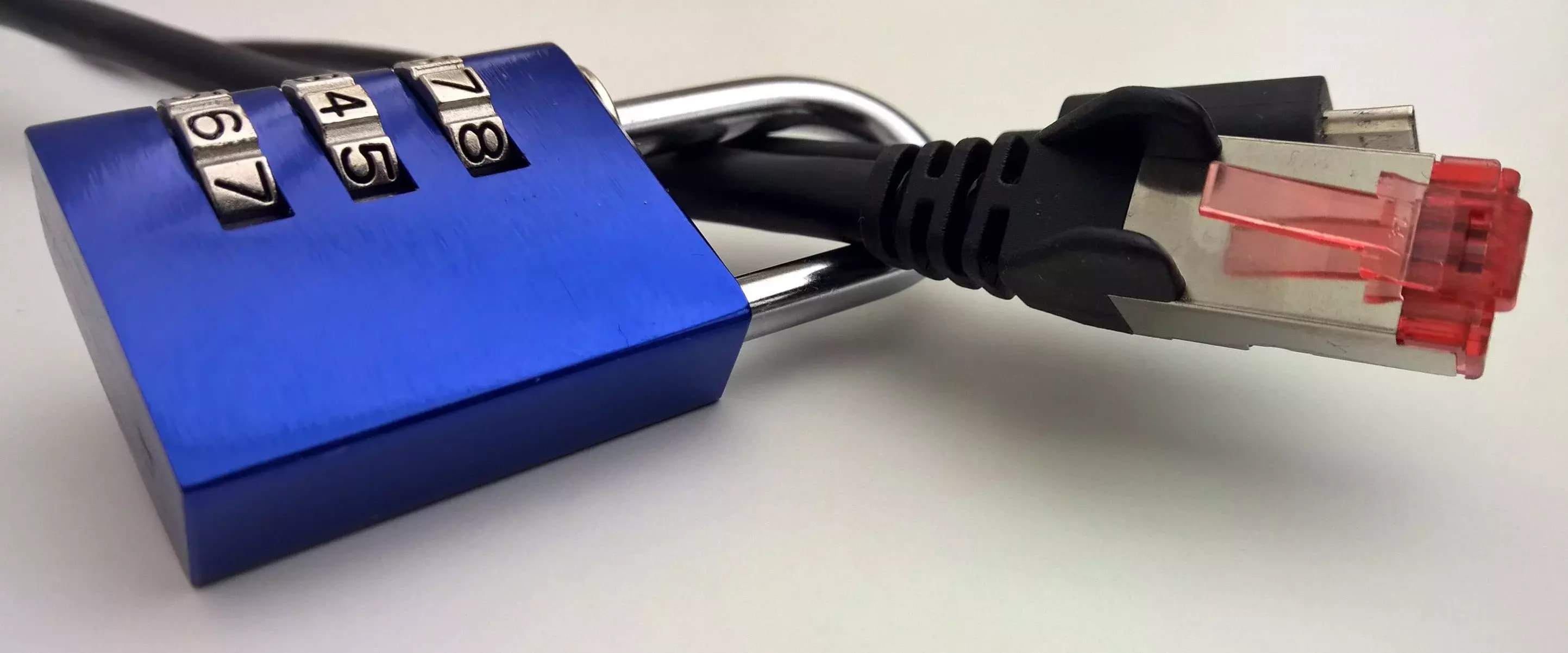 Zahlenschloss sichert ein Lan-Kabel zum Datenschutz