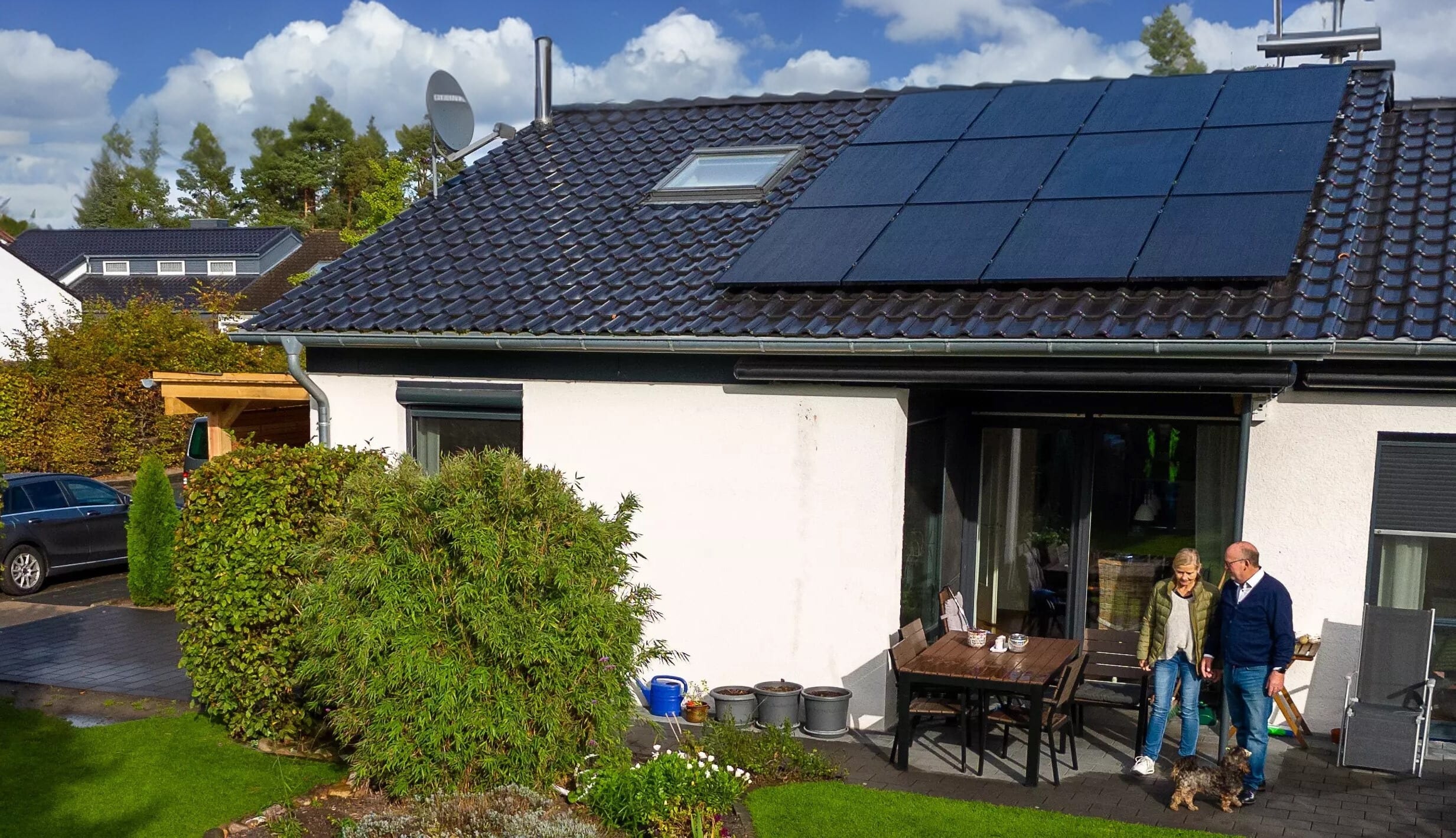 Haus mit Photovoltaikanlage auf dem Dach.