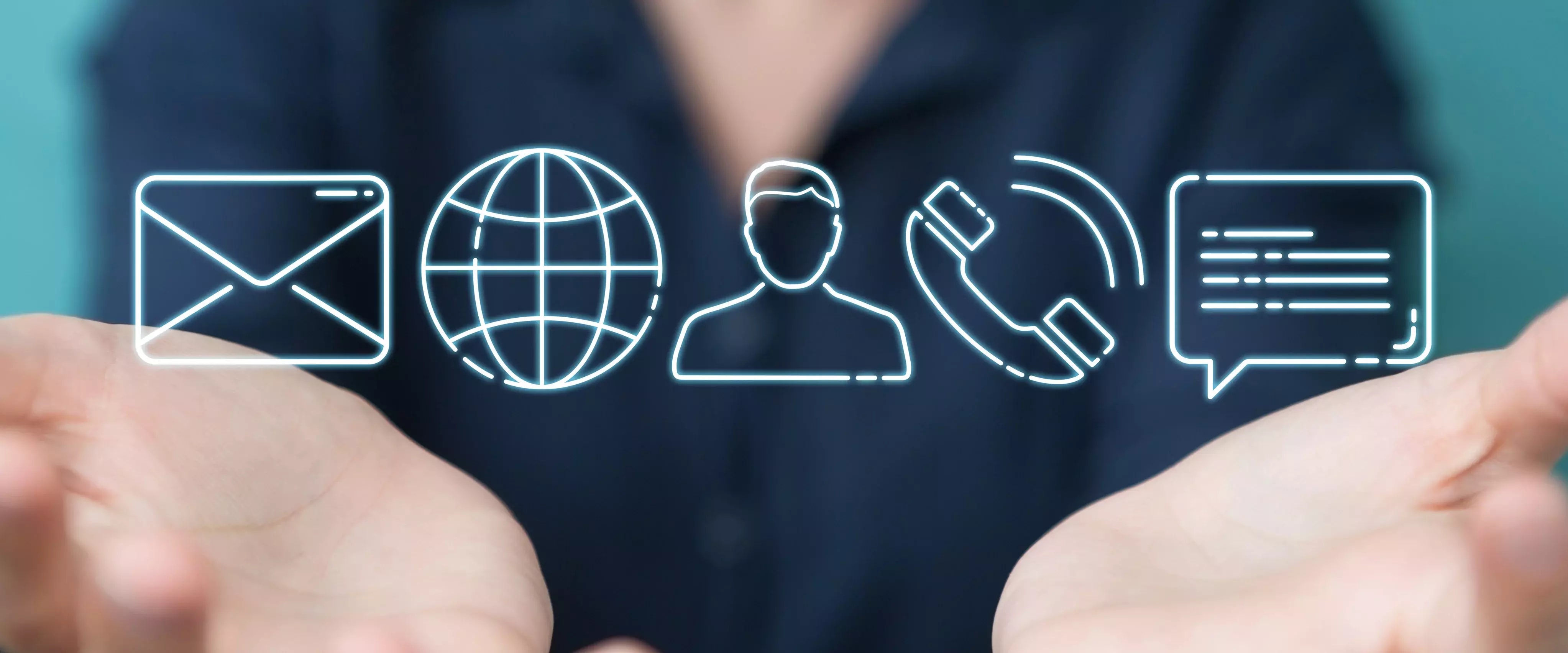 Zwei geöffnete Hände mit darüber eingeblendeten Symbolen für Kommunikation: E-Mail, Internet, Benutzerprofil, Telefon und Chat.
