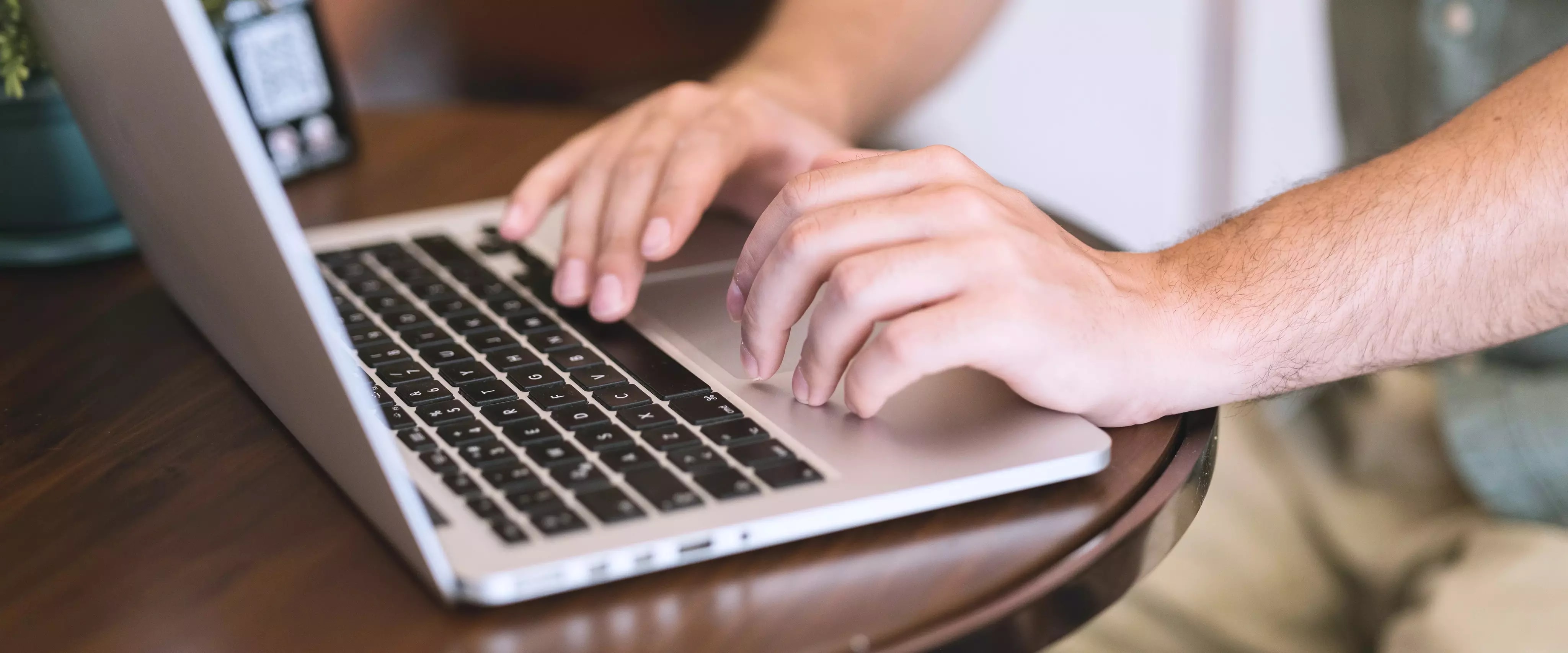 CUN-Mitarbeiter am Laptop