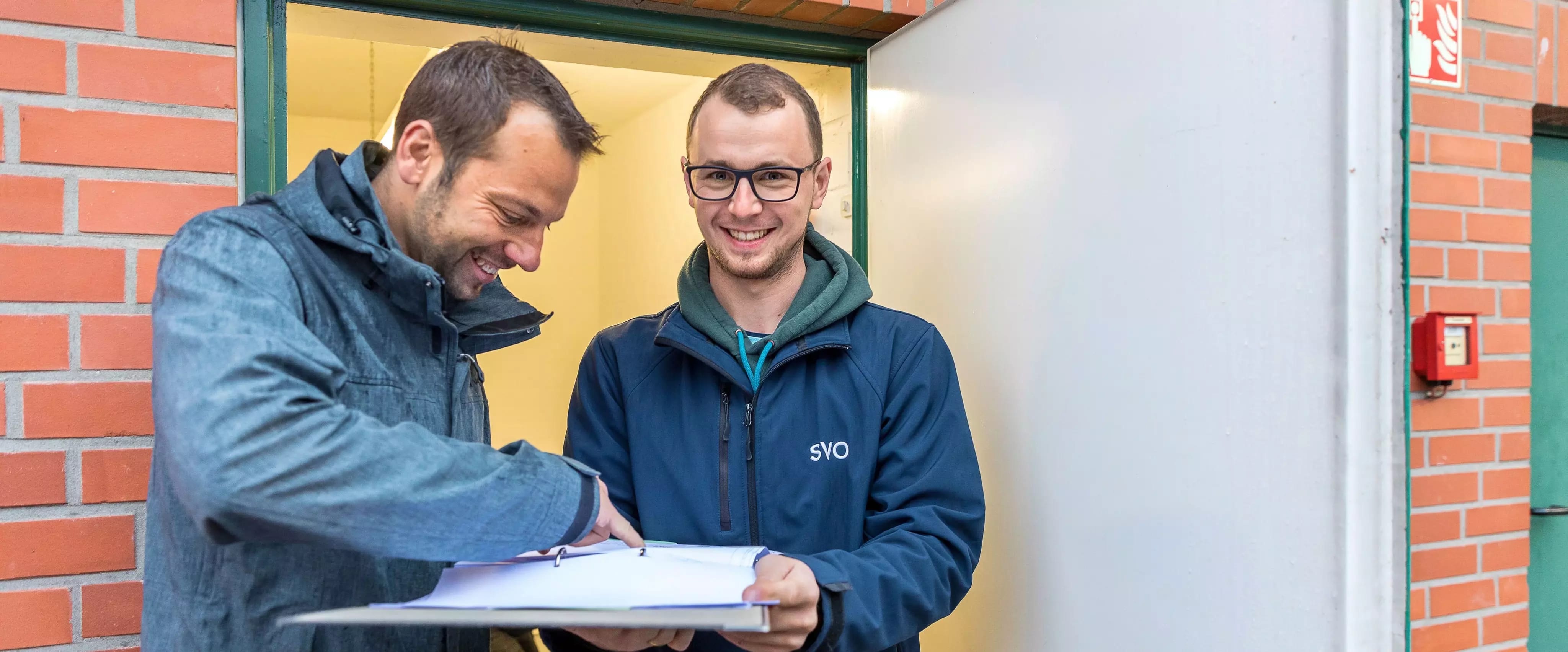 Mitarbeiter berät Kunden