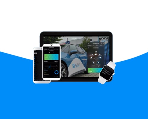 Tablet, Smartphone und Smartwatch zeigen digitale Anwendungen rund um E-Mobilität und Energie – auf dem Tablet ist ein E-Auto der SVO-Gruppe an einer Ladesäule zu sehen.