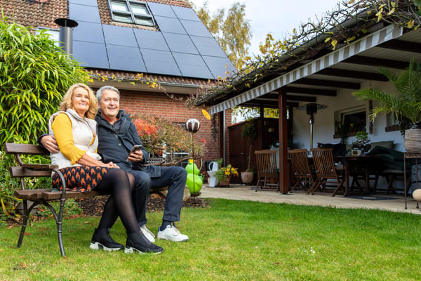 Familie Voß aus Adelheidsdorf auf einer Bank im Garten.