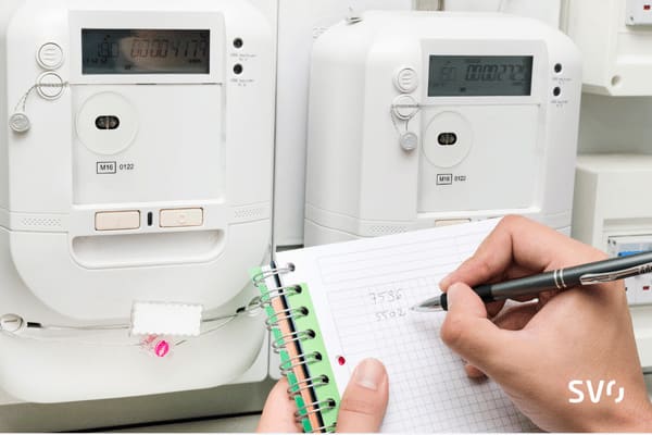 Stromzählerablesung mit Notizen auf einem Zettel.