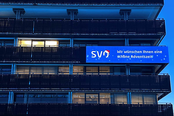 SVO Zentrale Außenansicht mit Leuchttafel.