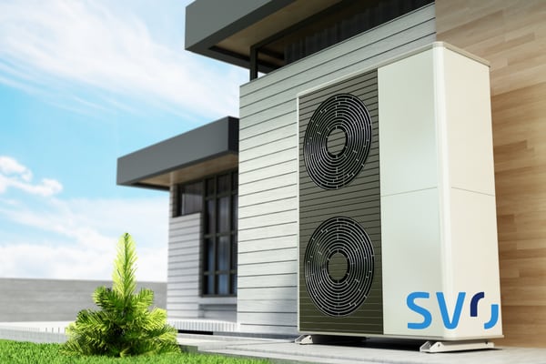 Wärmepumpe installiert an der Außenwand eines Hauses.