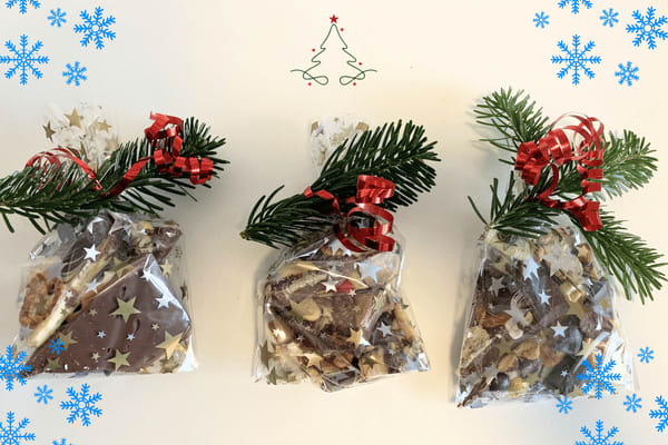 Bruchschokolade in kleinen Geschenktüten.