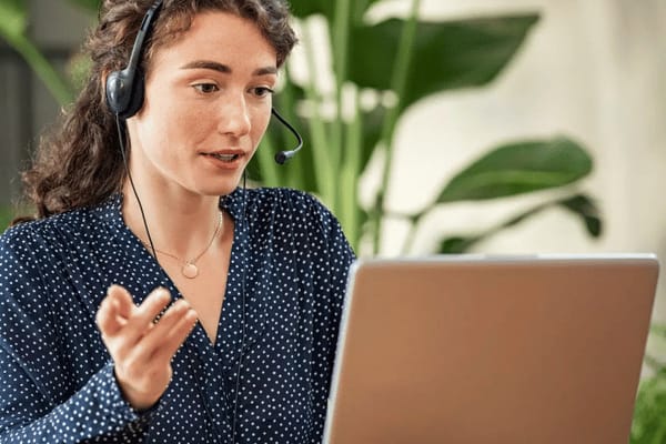 Junge Frau telefoniert mit Kunden