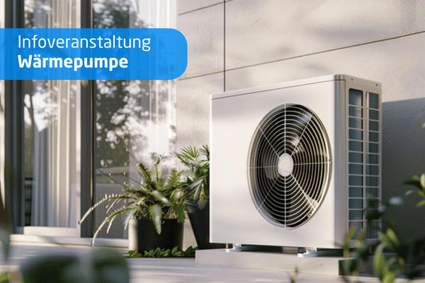 Wärmepumpe in der Außenansicht mit Aufschrift 
