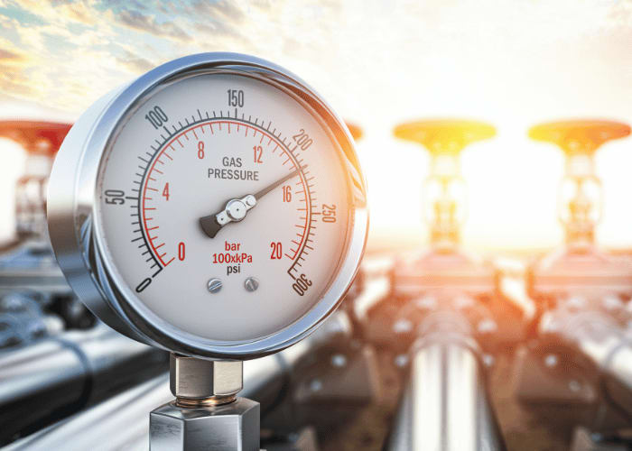 Gasdruck-Messgerät an einer industriellen Pipeline.