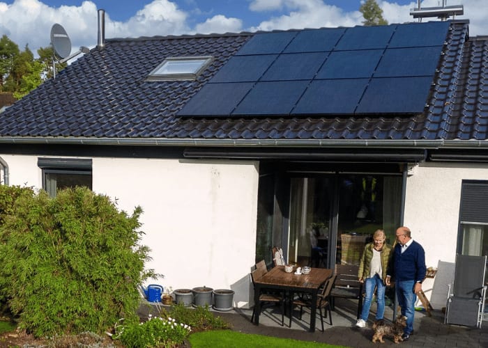 Einfamilienhaus mit Solaranlage auf dem Dach.