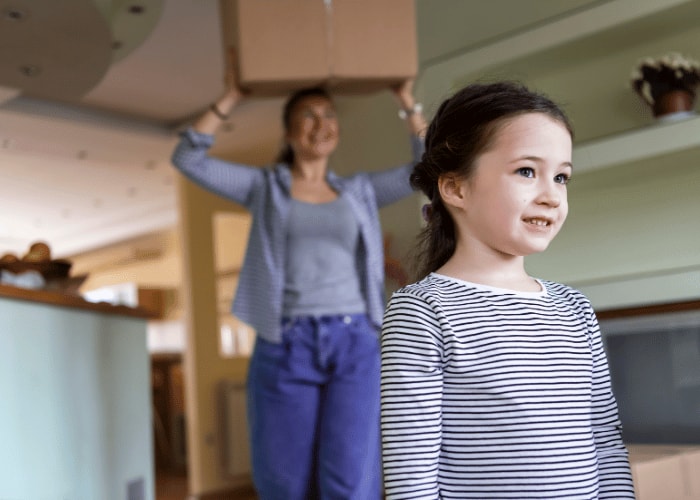 Kleines Mädchen und Mutter beim Umzug.