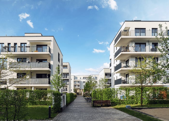 Moderne Wohnanlage mit Balkonen und Innenhof.