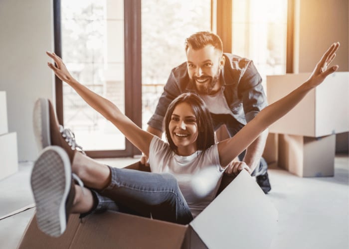 Junges Paar mit Umzugskartons.