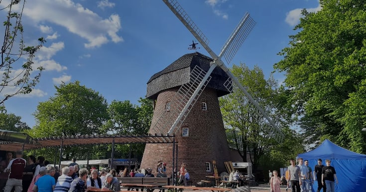 Besucherinnen und Besucher beim Fest „Heidesommer“ an der historischen Windmühle in Eschede.