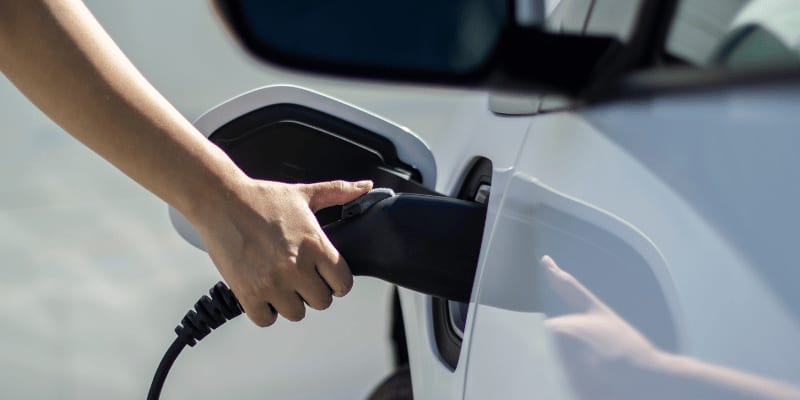 Elektroauto wird an einer Ladestation aufgeladen.