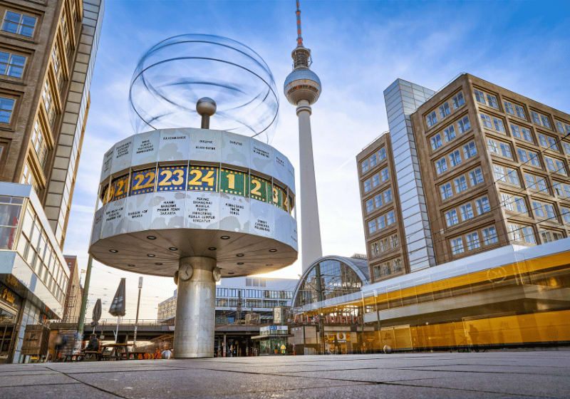 Berliner Weltzeituhr am Alexanderplatz.
