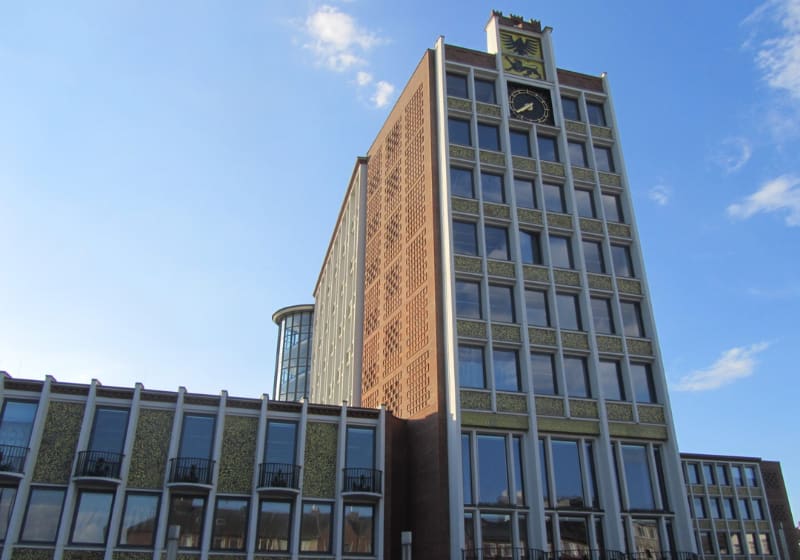 Das Rathaus der Stadt Düren unter blauem Himmel.