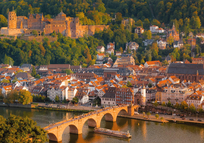Stadt Heidelberg mit Ausblick auf das Schloss.