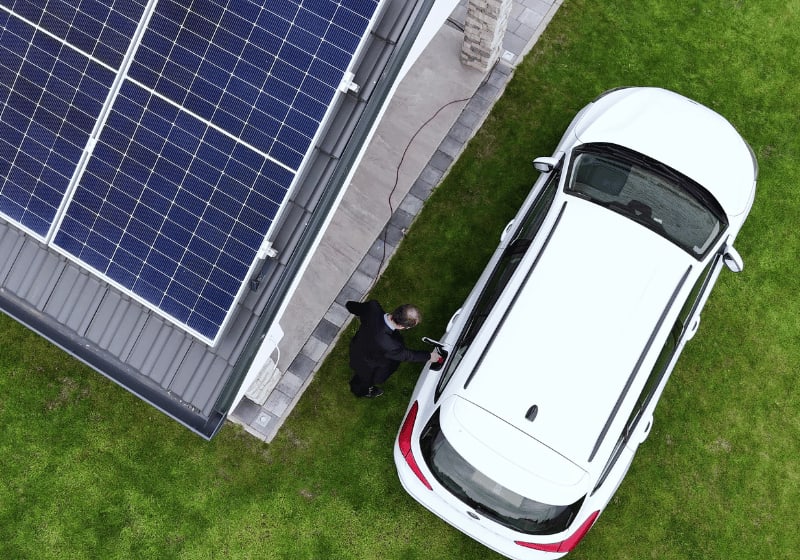 Solaranlage und Elektroauto an der Wallbox.
