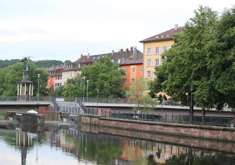 Die Stadt Pforzheim am Ufer der Enz.