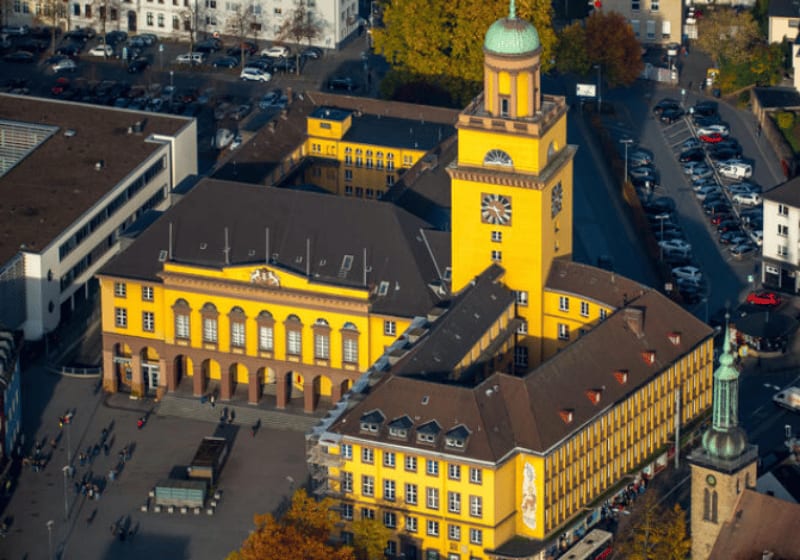 Ein Luftbild des Rathauses in Witten.