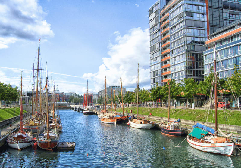 Kanal am Wasser in Kiel.