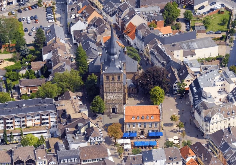 Ein Bild aus der Luft von der Stadt Ratingen.