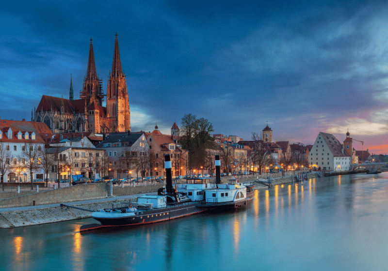 Regensburg mit Ausblick auf die historische Kirche.