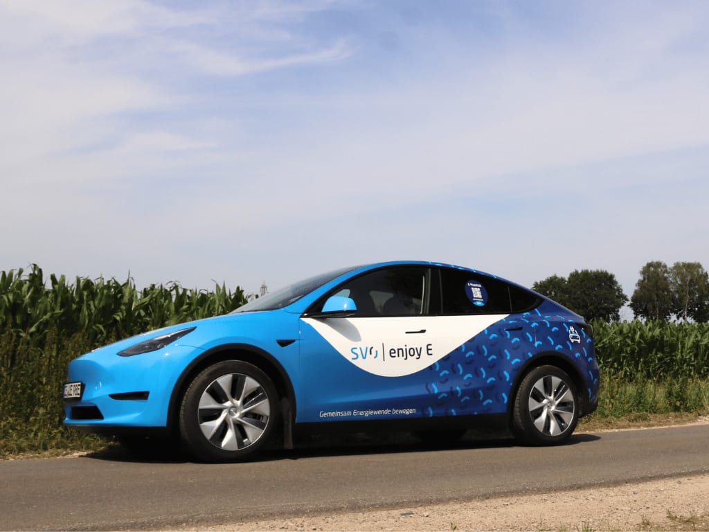 Tesla mit SVO-Aufschrift.