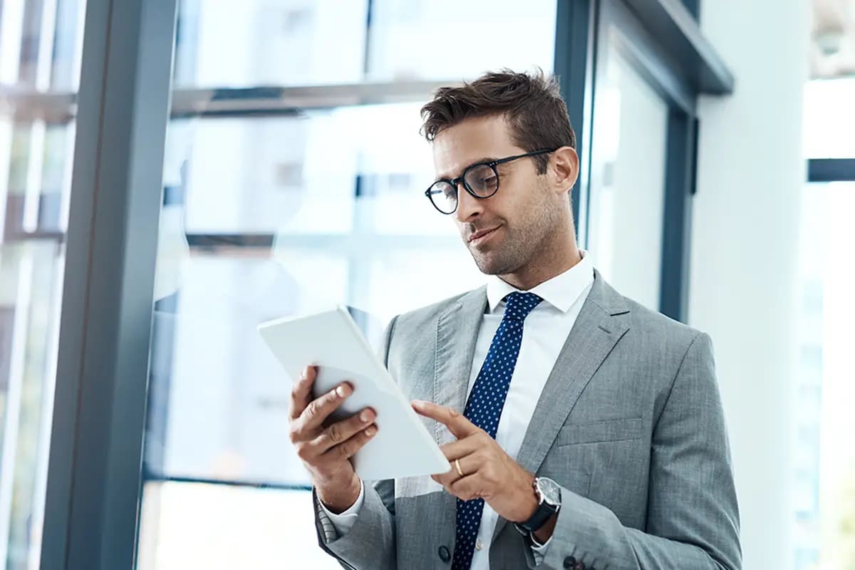 Geschäftsmann mit Tablet im Büro