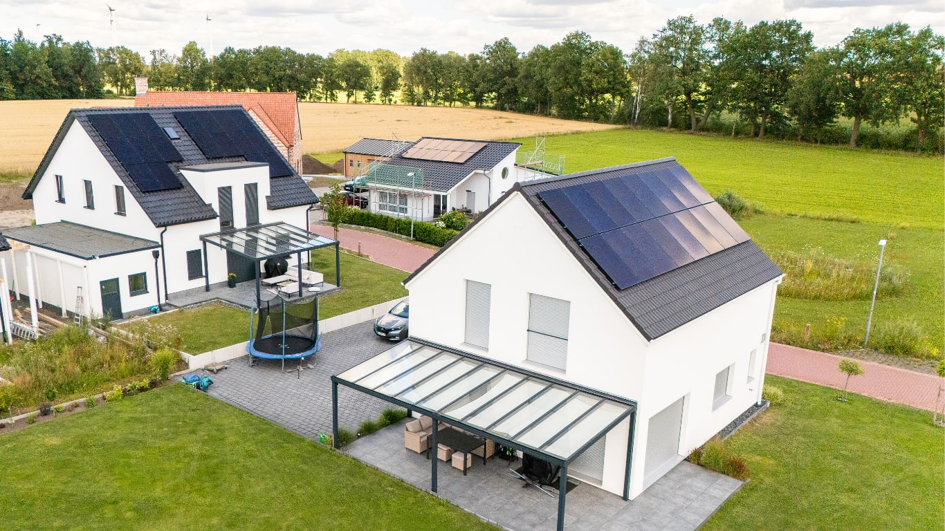 Einfamilienhäuser mit PV-Anlage auf dem Dach.