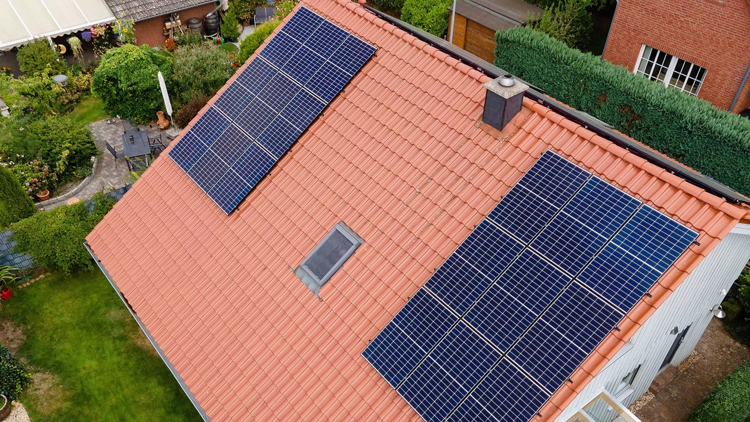 Dach eines Einfamilienhauses mit PV-Anlage