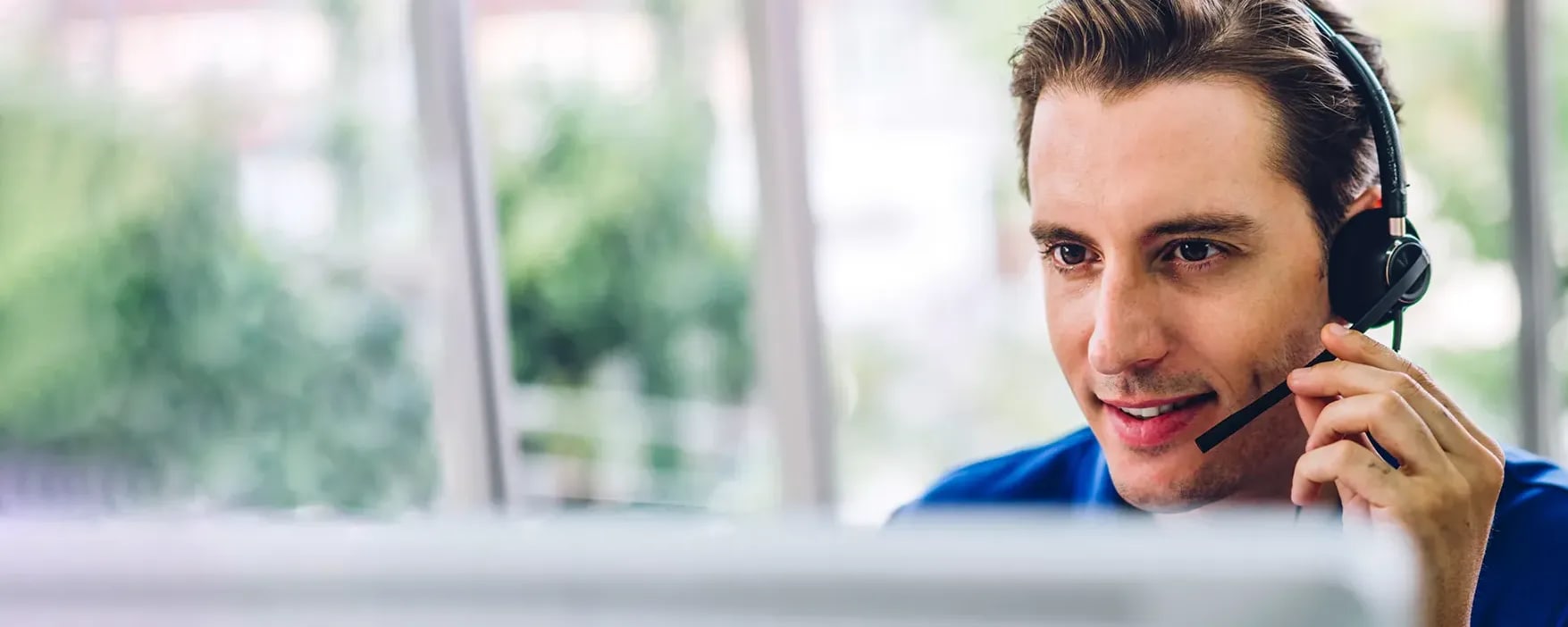 Kundenservice-Mitarbeiter am Computer mit Headset