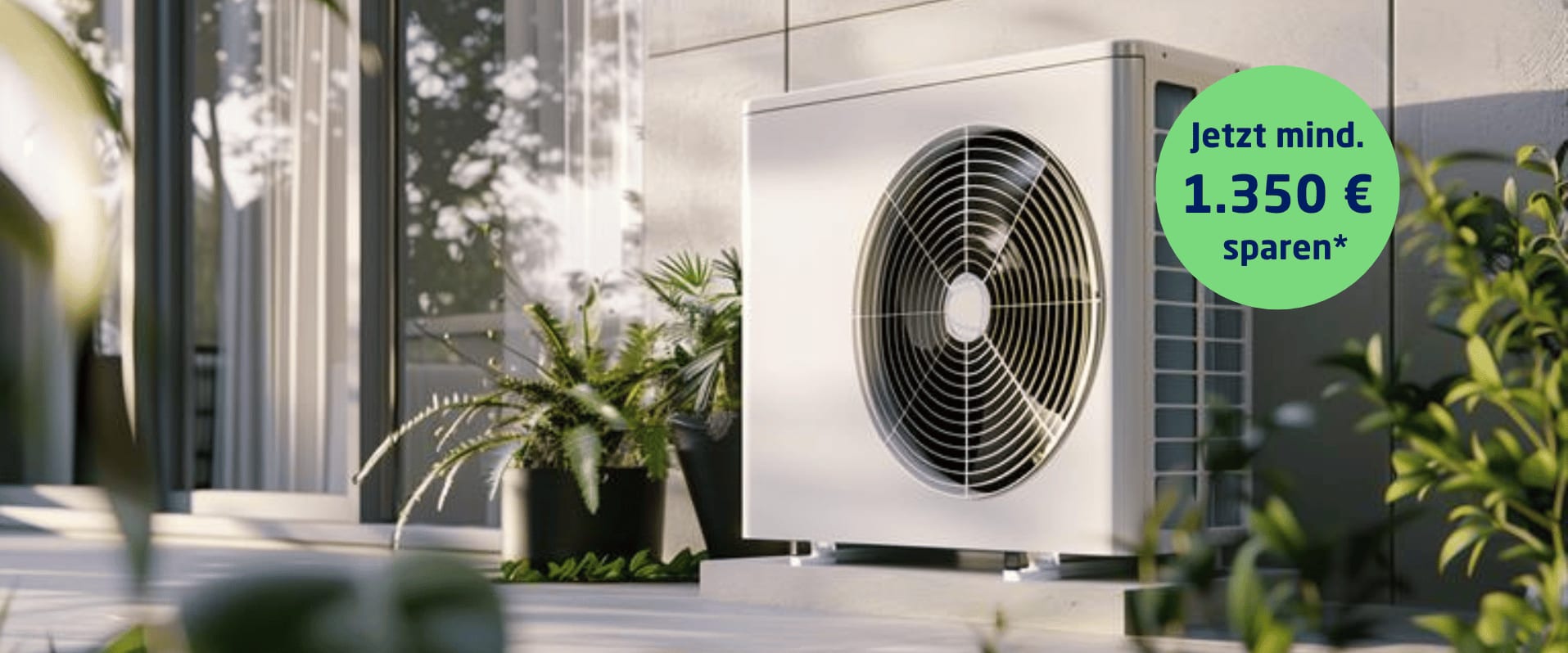 Wärmepumpe am Haus mit Aktionsbutton 