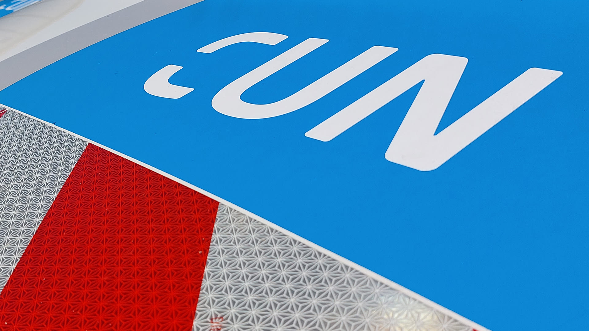 CUN Logo Warnband Nahaufnahme