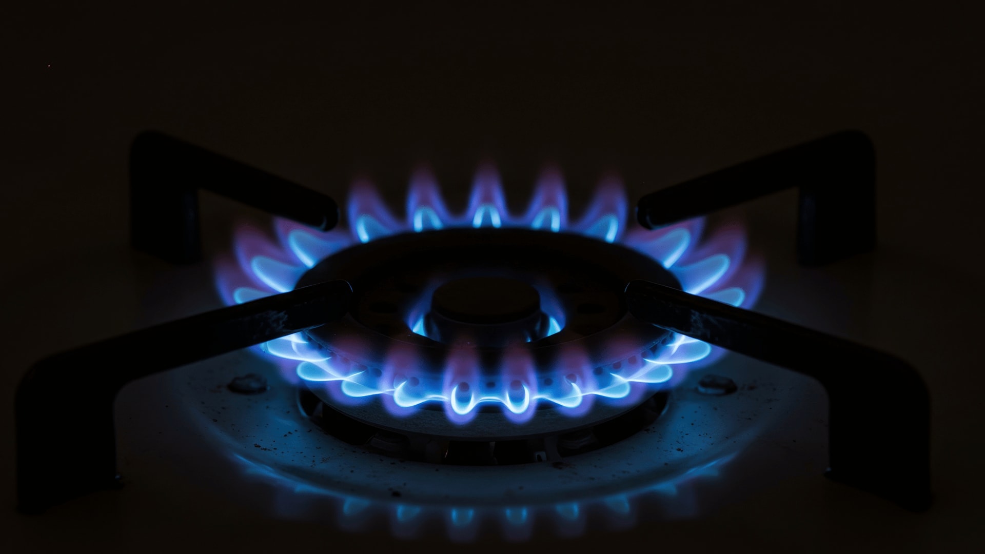 Blaue Gasflamme auf einem Herd.