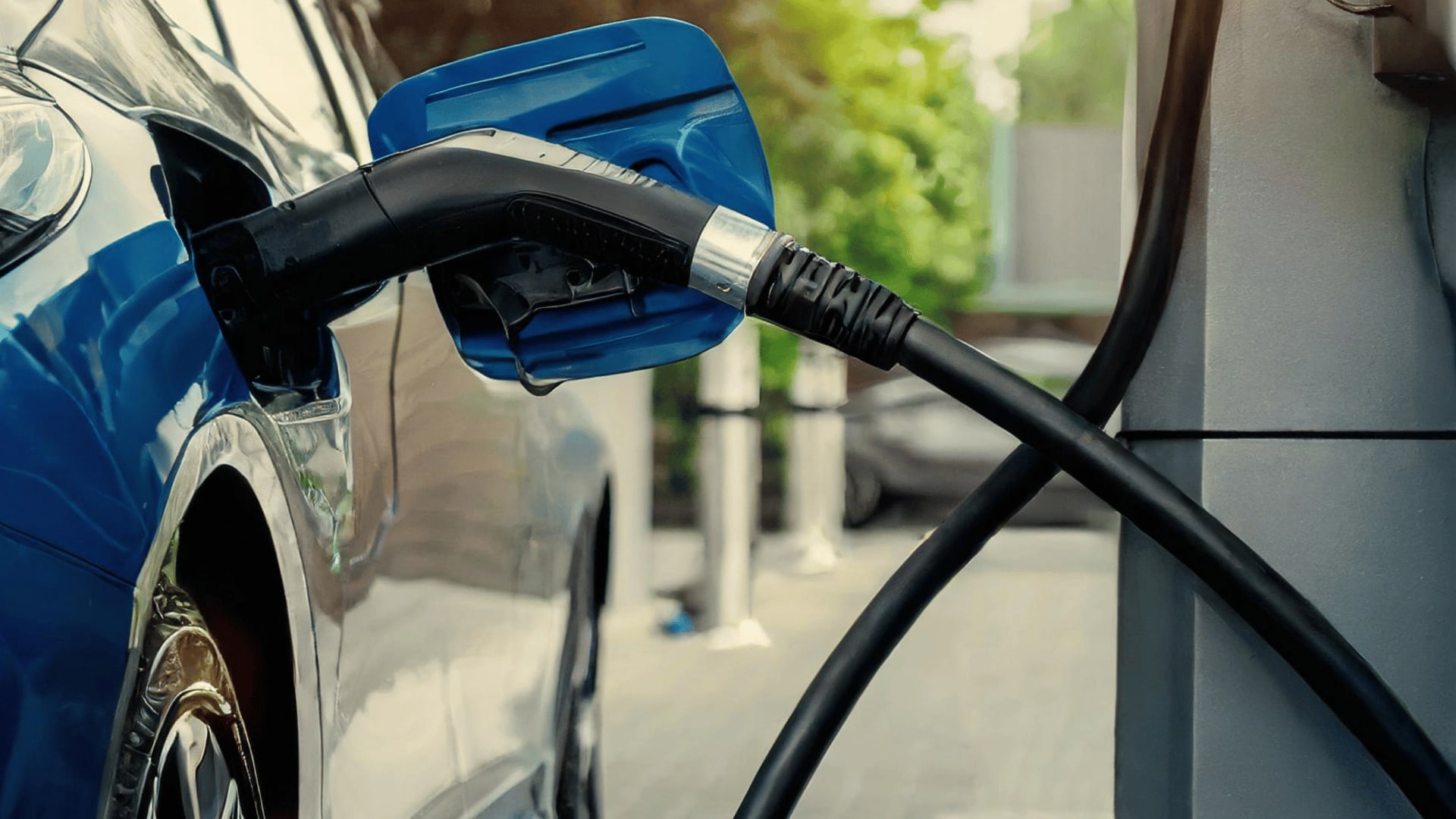 Elektroauto wird an einer Ladestation aufgeladen.