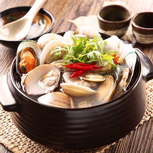 This simple yet delicious dish, made with clams, tomatoes, ginger, and garlic, is a must-try during your Seychelles holiday.