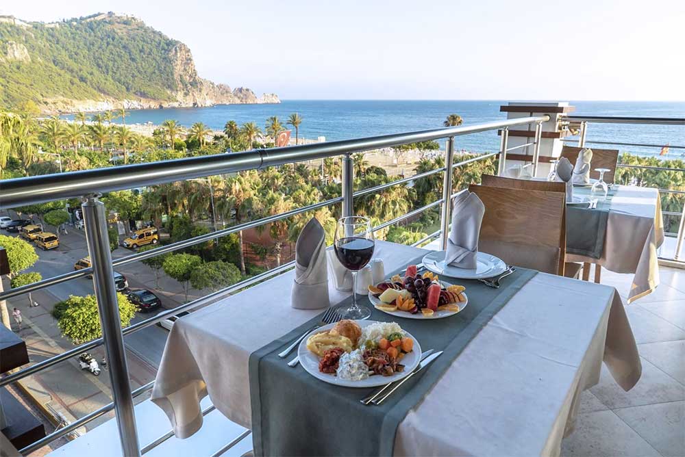 Hotel Gardenia is about 500 meters from the city center. The hotel is located on Cleopatra Beach, near Damlatas Cave. The hotel's own beach is 50 meters away and can be reached in 1 minute, making it ideal for Turkey all-inclusive package.