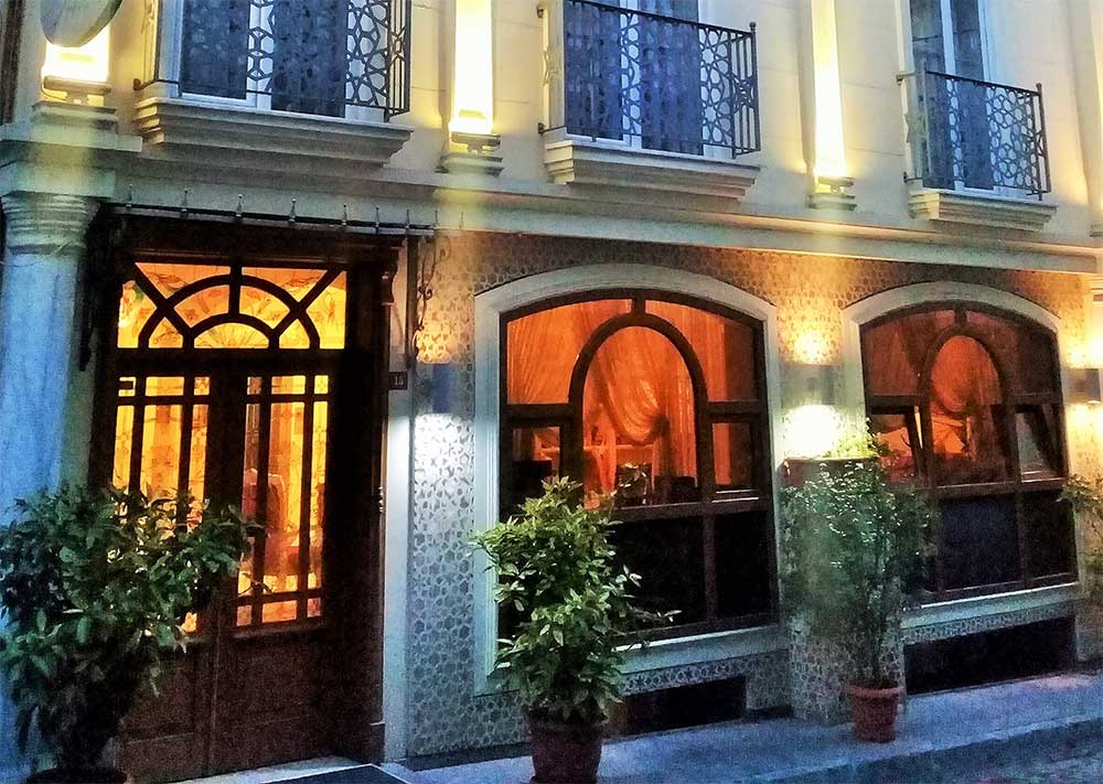This Turkey cultural package includes this property, which is just 200 meters from Istanbul's famous Blue Mosque. Muyan Suites is a boutique hotel with large rooms, free Wi-Fi, and 40-inch satellite LCD TVs. It also offers daily sightseeing trips in Istanbul. Muyan Suites' large rooms are all furnished in a traditional style.