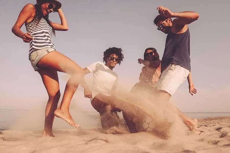 Friends enjoying a fun beach holiday together on Réunion Island.