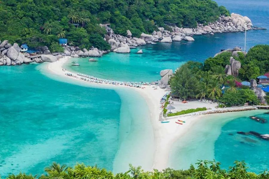 Aerial view of Koh Nang Yuan’s white-sand beaches and turquoise bays in Thailand.