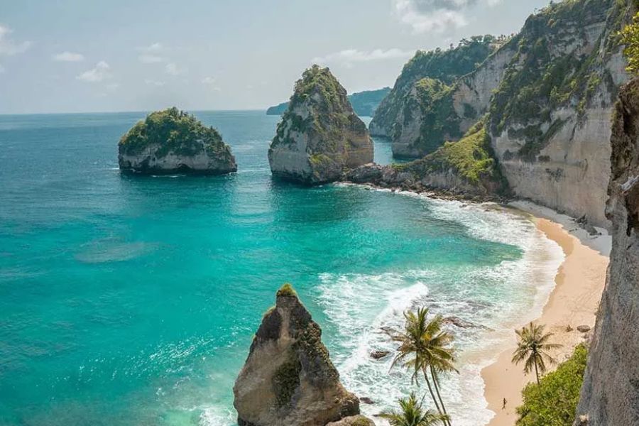 Dramatic cliffs and turquoise bay at Nusa Penida, Bali.